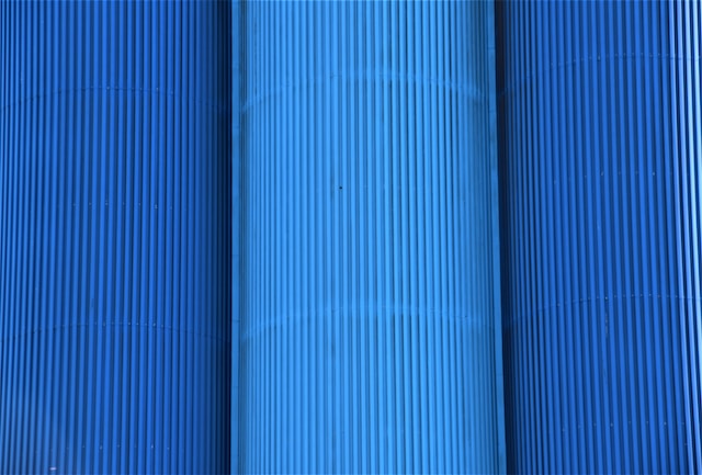Onforu Lighting up a background in blue